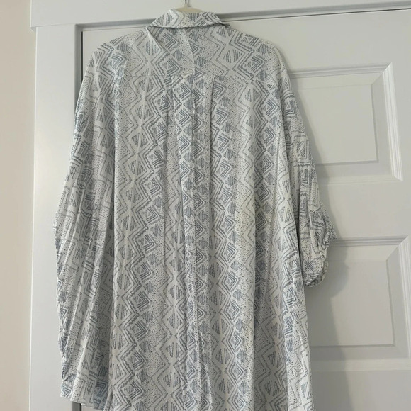 Talulah white/blue flowy button up top - Picture 2 of 3